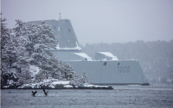진수를 앞두고 준비 중인 줌월트. 미 해군 홈페이지