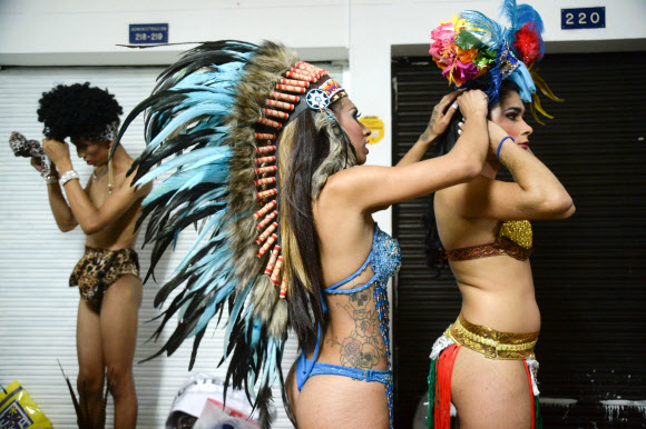 4일(현지시간) 콜롬비아 안티오키아 주 메데인에서 열린 ‘2017 미스 유니버스 게이 선발대회(Miss Universe Gay)’에서 참자가들이 의상 준비를 하고 있다. AFP 연합뉴스