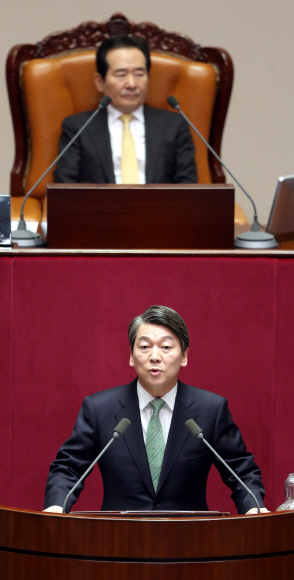 국민의당 안철수 전 공동상임대표가 6일 국회 본회의장에서 교섭단체 대표 연설을 하고 있다.  이종원 선임기자 jongwon@seoul.co.kr