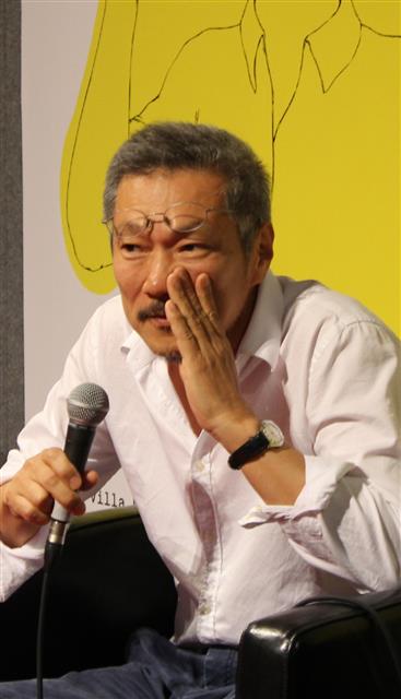 홍상수 세 번째 '노크'… 이번엔 황금곰상 품나 | 서울신문