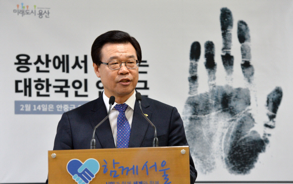 8일 성장현 용산구청장이 서울시청 브리핑룸에서 안중근 의사 추모행사 마련과 이봉창 의사 기념관 건립 등의 내용을 담은 ‘역사 바로 세우기 사업’을 발표하는 모습.<br>손형준 기자 boltagoo@seoul.co.kr