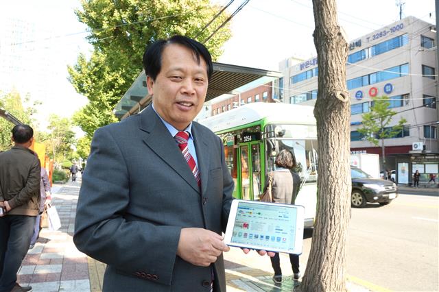 이성 구로구청장이 태블릿PC로 공공 와이파이를 시연해 보고 있다.<br>구로구 제공