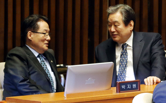국민의당 박지원 대표와 바른정당 김무성 의원이 9일 오후 국회 본회의장에서 얘기를 나누고 있다.  이종원 선임기자 jongwon@seoul.co.kr