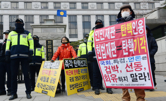 박근혜 대통령 탄핵심판 12차 변론기일인 9일 서울 헌법재판소 앞에서 각각 탄핵찬성과 기각을 요구하는 1인 시위가 열리고 있다.   정연호 기자 tpgod@seoul.co.kr