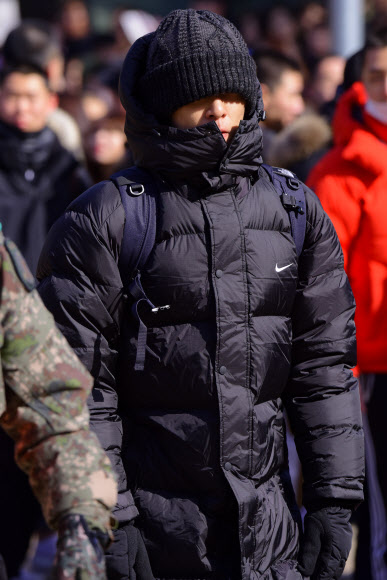 빅뱅의 탑이 9일 논산훈련소에 검정 패딩과 검정 모자를 쓰고 입소하고 있다.  연합뉴스