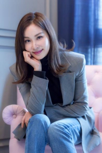 배우 고소영이 KBS 2TV 새 월화드라마 ’완벽한 아내’ 방송을 앞두고 9일 서울 이태원의 한 카페에서 열린 ’미디어데이’에서 인터뷰하고 있다.<br>고소영은 오는 27일부터 방송될 KBS 2TV 월화드라마 ’완벽한 아내’에서 기존의 세련된 도시미인 이미지를 벗고 ’현실 주부’ 심재복으로 파격적인 변신을 시도한다. <br>KBS 미디어 제공=연합뉴스