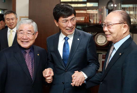 연일 중도와 보수층 끌어안기에 진력 중인 안희정(가운데) 충남지사가 9일 서울 신공덕동 대한노인회 중앙회를 찾아 이심(오른쪽) 대한노인회 중앙회장, 신안철 대한노인회 충남연합회장과 손을 잡고 인사하고 있다. 연합뉴스