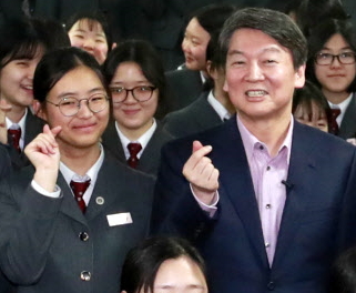 안철수(오른쪽) 전 국민의당 대표가 9일 서울 관악구 미림여자정보과학고를 방문해 학생들과 기념촬영을 하고 있다. 연합뉴스