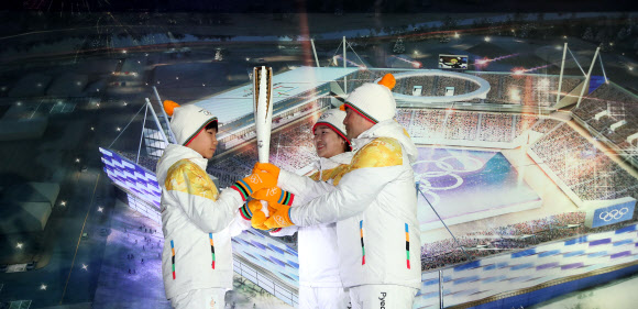평창올림픽 성화봉 ‘꺼지지 않는 불꽃’…유니폼과 첫 공개
