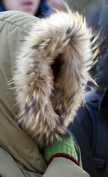 ’얼굴을 꽁꽁 싸매고 출근’