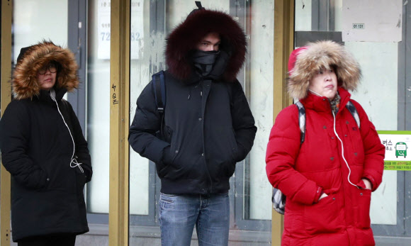 ’모자 쓰고, 주머니에 손 넣고’