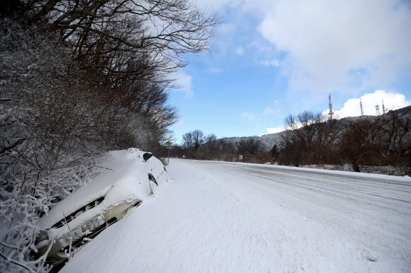 폭설에 버려진 차량
