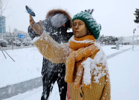 눈 쌓인 소녀상