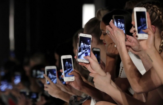 11일(현지시간) 미국 뉴욕에서 열린 뉴욕 패션위크 중 디자이너 조나단 심카이의 패션쇼에서 관객들이 하나같이 핸드폰을 들고 컬렉션 의상을 사진과 동영상으로 남기고 있다.<br>EPA 연합뉴스