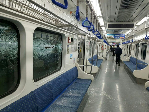 전동차 안으로 들이친 유리 파편