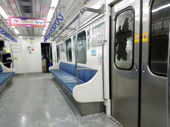 떨어진 환풍기에 부딪힌 지하철 창문 ‘와장창’