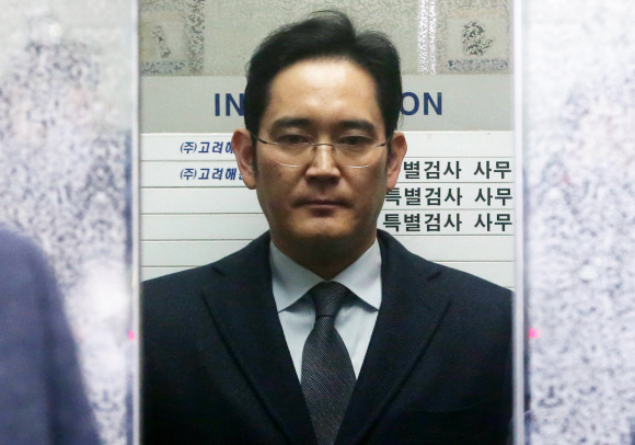 뇌물공여 등의 혐의를 받고 있는 이재용 삼성전자 부회장이 13일 오전 서울 강남구 특검사무실에 피의자 신분으로 재소환되고 있다.  정연호 기자 tpgod@seoul.co.kr