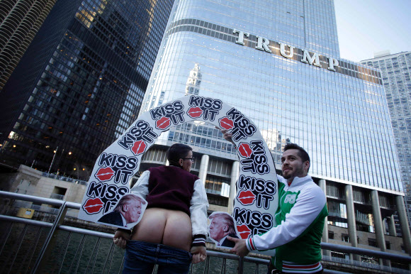 12일(현지시간) 미국 일리노이주 시카고의 트럼프 타워 인근에서 시위대가 엉덩이를 내보이며 트럼프 대통령의 정책에 반대하는 시위를 하고 있다. AFP 연합뉴스
