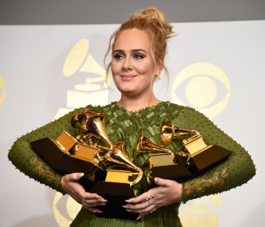 아델이 12일(현지시간) 미국 로스앤젤레스 스테이플 센터에서 열린 ‘제59회 그래미 시상식(Grammy music Awards)’에서 ‘올해의 노래’, ‘올해의 레코드’, ‘올해의 앨범’ 등 5개 상을 휩쓸었다.<br>AFP 연합뉴스