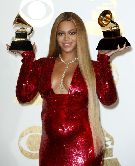 비욘세가 12일(현지시간) 미국 로스앤젤레스 스테이플 센터에서 열린 ‘제59회 그래미 시상식(Grammy music Awards)’에서  ‘베스트 어번 컨템퍼러리 앨범’과 ‘베스트 뮤직비디오’상을 수상한 후 포즈를 취하고 있다. EPA 연합뉴스