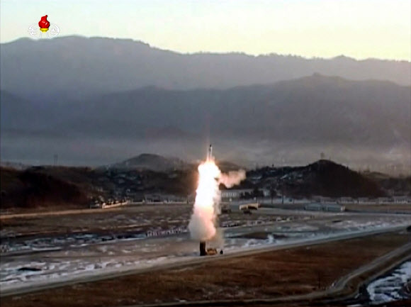 북한 조선중앙TV가 13일 중장거리탄도탄 미사일 ’북극성 2형’ 발사장면을 담은 영상을 공개했다.  연합뉴스