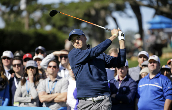 9개월 만에 미국프로골프(PGA) 투어 9승째를 신고한 조던 스피스가 13일 미국 캘리포니아주 페블비치에서 열린 AT&T 페블비치 내셔널 프로암 4라운드 4번 홀에서 티샷을 날리고 있다. 페블비치 AP 연합뉴스