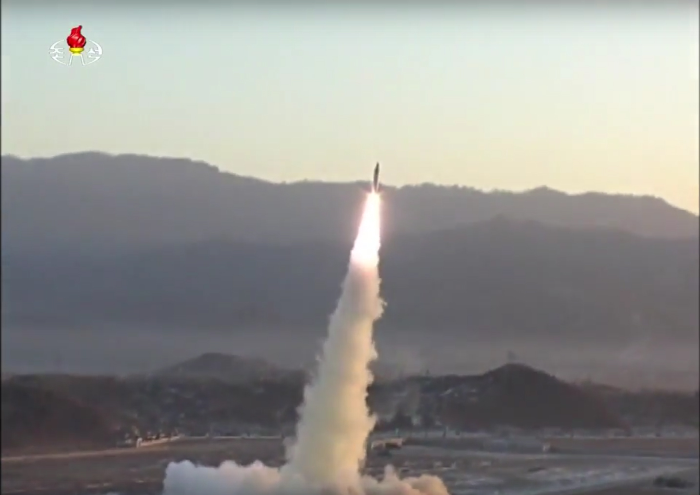 북한 조선중앙TV가 공개한 ‘북극성 2형’ 실험 발사 영상의 한 장면