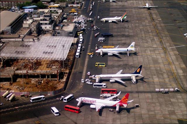 인도는 지난 1일 2017~2018회계연도 연방예산 중 역대 최대인 3조 9600억 루피(약 68조원)를 공항과 철도, 도로 등 인프라에 투자하겠다고 밝혔다. 이와 관련, 인도는 경제수도인 뭄바이에 새로운 공항을 건설하고 있다. 2015년 이용객이 4160만명에 달한 뭄바이 공항은 이미 최대 수용능력을 벗어나 세계에서 가장 높은 연착률을 보이는 공항으로 악명 높다. 사진은 뭄바이 공항 주기장에 여객기가 서 있는 모습. 위키피디아 캡처