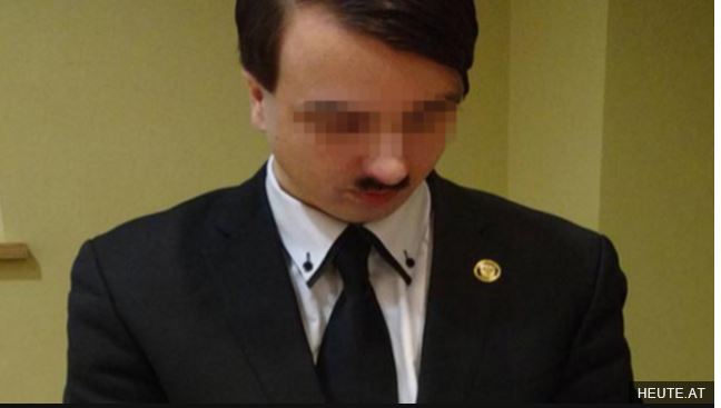 히틀러처럼 수염을 기른 채 생가 밖에서 사진을 찍어 오스트리아 경찰에 체포된 남성. 호이트, at  홈페이지 갈무리