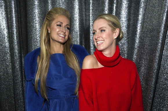 패리스 힐튼(왼쪽)과 니키 힐튼 로스차일드가 13일(현지시간) 미국 뉴욕에서 열린 패션위크 중 오스카 드 라 렌타 패션쇼에 참석했다.<br>AP 연합뉴스