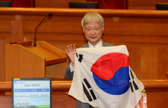 14일 오전 서울 종로구 헌법재판소에서 열린 박근혜 탄핵 13차 변론에서 대통령 변호인으로 참석한 서석구 변호사가 태극기를 펼쳐보이고 있다. 손형준 기자 boltagoo@seoul.co.kr