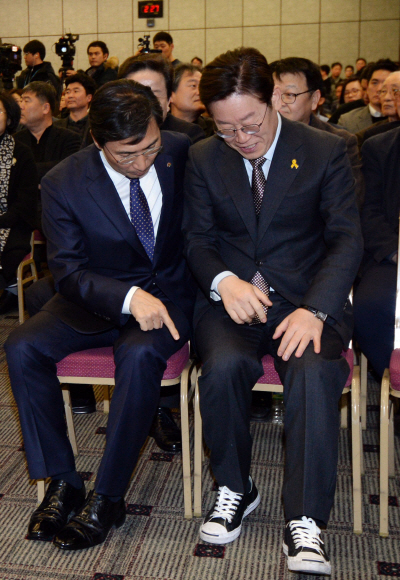 14일 오후 서울 명동 은행연합회관에서 열린 전국금융산업노동조합 2017년 정기대의원대회에 참석한 안희정 충남도지사가 이재명 성남시장의 신발을 가리키며 대화하고 있다. 도준석 기자 pado@seoul.co.kr