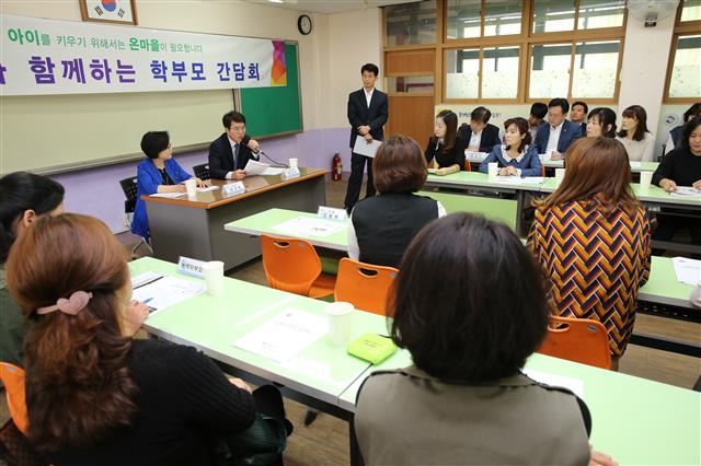 정 구청장이 지난해 열린 초·중학교 30개교 학부모 간담회에서 ‘명품교육특구’ 사업에 대해 설명하고 있다.<br>성동구 제공