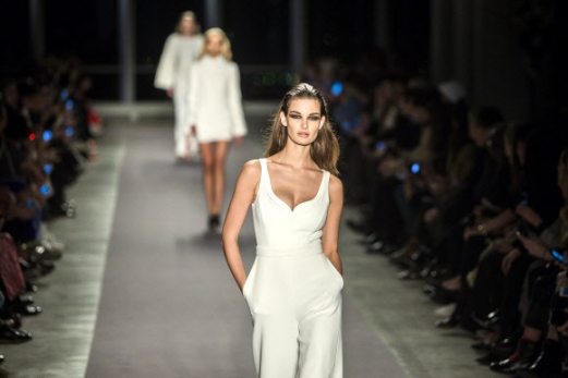 14일(현지시간) 미국 뉴욕에서 열린 뉴욕 패션위크에서 디자이너 브랜든 맥스웰의 컬렉션 의상을 입은 모델들이 런웨이를 걷고 있다.<br>AP 연합뉴스