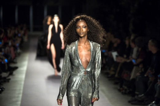 14일(현지시간) 미국 뉴욕에서 열린 뉴욕 패션위크에서 디자이너 브랜든 맥스웰의 컬렉션 의상을 입은 모델들이 런웨이를 걷고 있다.<br>AP 연합뉴스