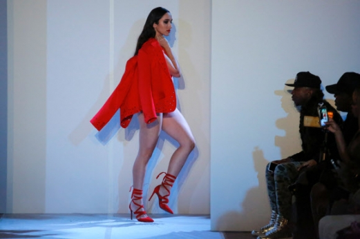 13일(현지시간) 미국 뉴욕에서 열린 뉴욕 패션위크에서 디자이너 에드윙 디 안젤로(Edwing D’angelo) 컬렉션 의상을 입은 모델이 런웨이를 걷고 있다. <br>AFP 연합뉴스