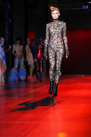 13일(현지시간) 미국 뉴욕에서 열린 뉴욕 패션위크에서 브랜드 ‘더 블론즈’의 의상을 입은 모델이 런웨이를 걷고 있다. <br>AFP 연합뉴스