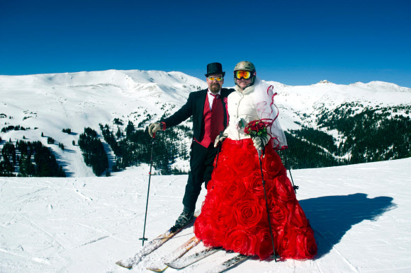 14일(현지시간) 미국 콜로라도주의 러브랜드 스키 코스에서 개최된 ‘제26회 밸런타인데이 산 정상 결혼식’에 브라운 부부가 결혼 10주년을 기념해 스키를 타며 특별한 웨딩 촬영을 하고 있다.   AFP 연합뉴스