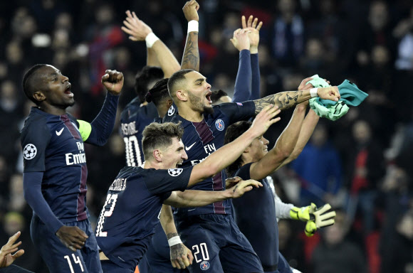 파리생제르맹(PSG) 선수들이 15일 프랑스 파리의 파르크 데 프랑스에서 열린 유럽축구연맹(UEFA) 챔피언스리그 16강 1차전에서 스페인 명문 FC바르셀로나를 4-0으로 완파한 뒤 환호하고 있다. 파리 AFP 연합뉴스