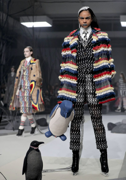 모델들이 15일(현지시간) 미국 ‘뉴욕 패션 위크’에서 톰 브라운 컬렉션의 작품을 선보이고 있다. AP 연합뉴스
