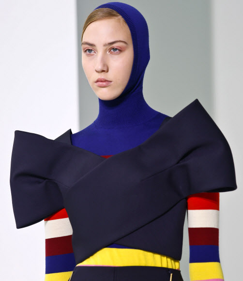 모델이 15일(현지시간) 미국 ‘뉴욕 패션 위크’에서 델포조 컬렉션의 작품을 선보이고 있다. AP 연합뉴스