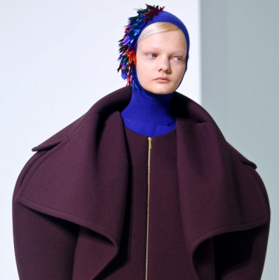 모델이 15일(현지시간) 미국 ‘뉴욕 패션 위크’에서 델포조 컬렉션의 작품을 선보이고 있다. AP 연합뉴스
