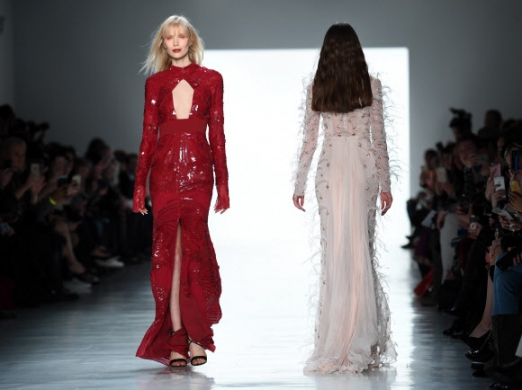 모델들이 15일(현지시간) 미국 ‘뉴욕 패션 위크’에서 빕후 모하파트라의 작품을 선보이고 있다. AFP 연합뉴스