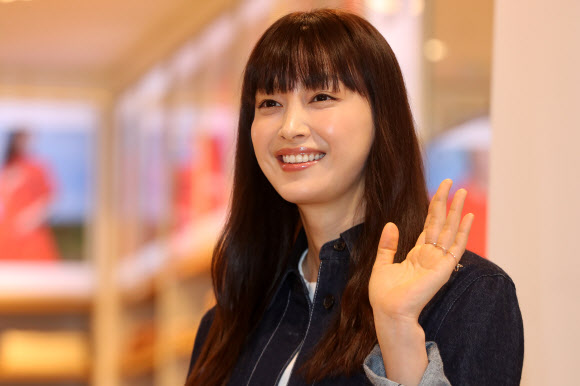 이나영, 미소 활짝