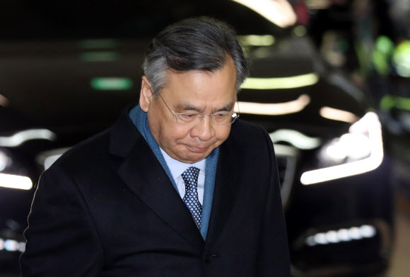 표정 굳은 출근길