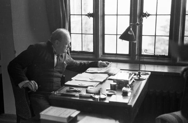 영국 수상으로 취임하기 전인 1939년, 서재에서 원고를 검토하는 윈스턴 처칠의 모습. 네이처 제공