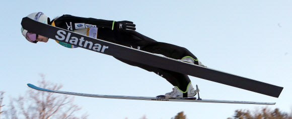 스키점프 여왕 다카나시 사라(일본)가 16일 강원 평창 알펜시아 스키점프센터에서 열린 2017 FIS 스키점프 월드컵 여자 예선에서 힘차게 날아오르고 있다. 평창 연합뉴스