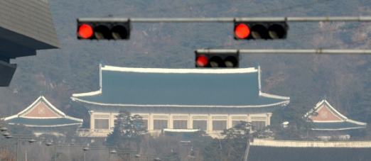 서울 광화문의 붉은 신호등 너머로 청와대가 보이고 있다. 서울신문DB