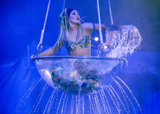 아티스트가 16일(현지시간) 우크라이나 키예프에서 열린 새로운 서커스 쇼 ‘Circus on Water’에서 투명한 거대 볼 속에 앉아 공연을 하고 있다. AP 연합뉴스