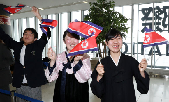 북한 선수단이 17일 오후 신치토세 공항을 통해 입국하자 조선총련 학생들이 공항에 나와 반기고 있다. 연합뉴스